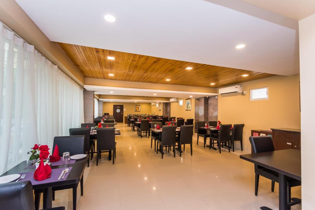 Oyo 9202 Hotel Central Courtyard Siliguri Esterno foto