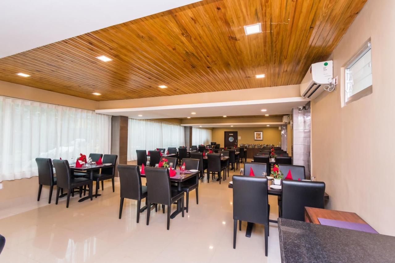 Oyo 9202 Hotel Central Courtyard Siliguri Esterno foto